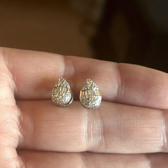 The Tiny Teardrop Stud earrings in 925 and brilliant cubic zirconia - Picture 5 of 9